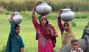 women carrying water in Pakistan