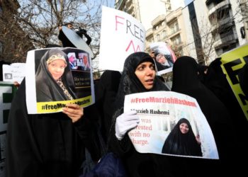 protesters against the journalist's detention