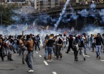 Venezuelan opposition activists clash with the police during a protest against the government of President Nicolas Maduro on April 6, 2017 in Caracas