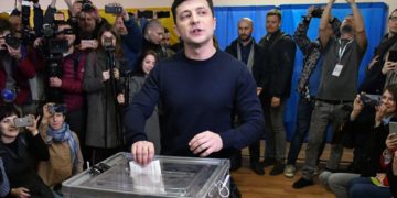 Ukrainian comedian and presidential candidate Volodymyr Zelensky casts his ballot at a polling station during Ukraine’s presidential election in Kiev on March 31