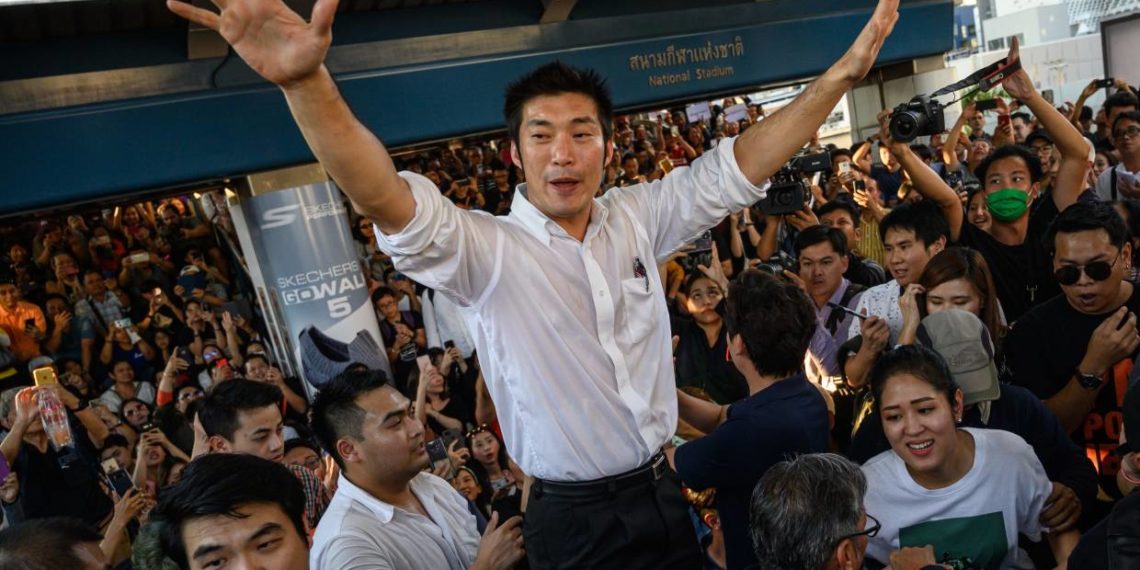 Político tailandês e líder da oposição Future Forward Party Thanathorn Juangroongruangkit fala aos apoiadores em um comício em Bangcoc em 14 de dezembro de 2019