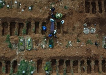 Aerial picture showing gravediggers burying an alleged COVID-19 victim at the Vila Formosa Cemetery, in the outskirts of Sao Paulo, Brazil. Photo: Nelson Almeida/AFP