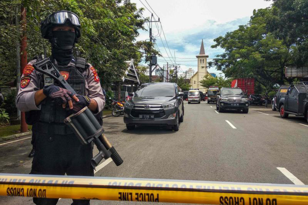 explosion-outside-cathedral-in-indonesia-media