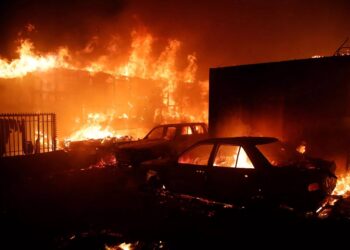 Vehicles and homes burn during a fire in Viña del Mar, Chile